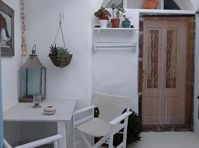 Casanova's House Emporio (Santorini)