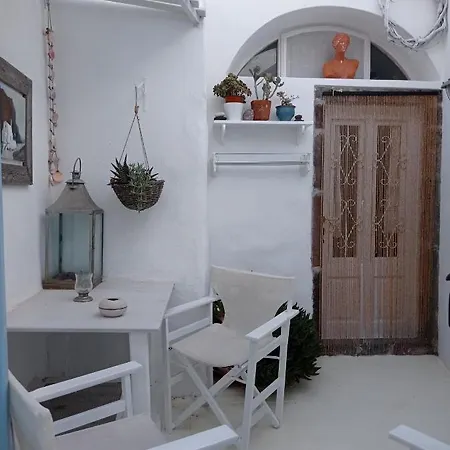 Casanova's House Emporio (Santorini)